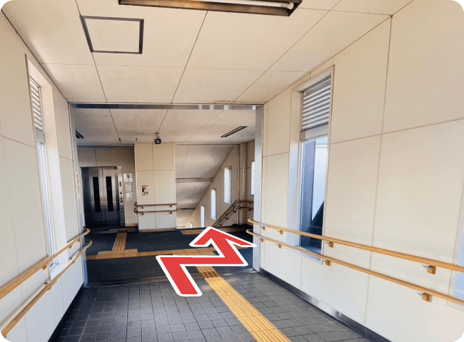 通路をひたすらまっすぐ進んで階段を下りてもらえればすぐに出口です。
