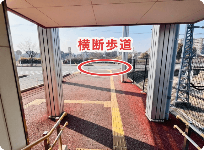西口の階段を降りるとすぐに横断歩道があります。