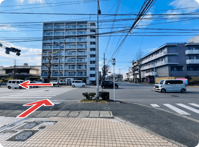 そうすると大きなマンションが見えてくる交差点に出ますので、そのまま進んでもらい横断歩道を渡りきったら左折してください