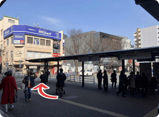 東口を出たらさらに左へ。ロータリーを時計周りに道なりに進みます。