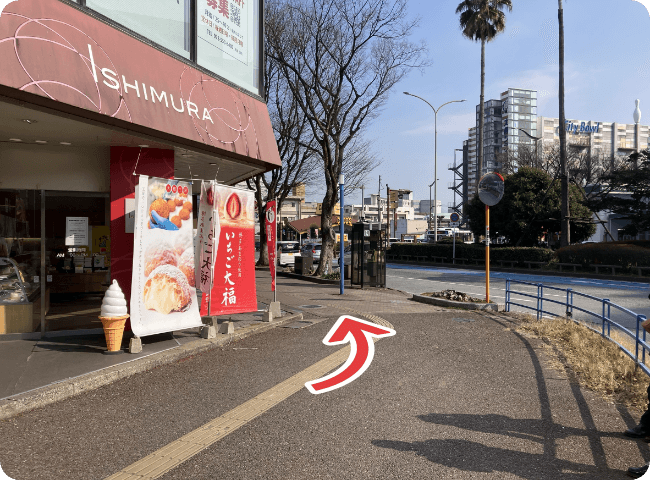 駅前の大通りをいったん目指します。