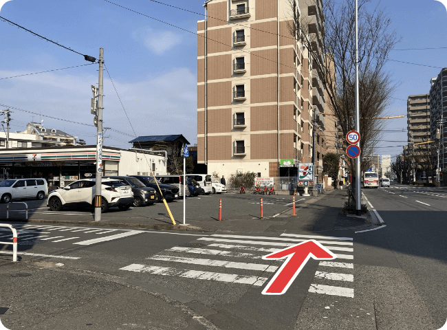途中左手にセブンイレブンが見えてきます。あともう少し、そのまま真っ直ぐ進んで下さいね！