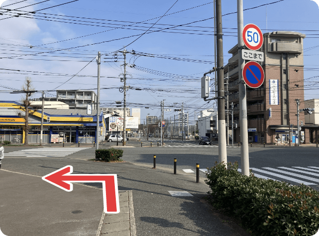 真っ直ぐ進んでいくとまた交差点にあたります！目印はマツモトキヨシ。この交差点に来たら、渡らずに左に曲がります。